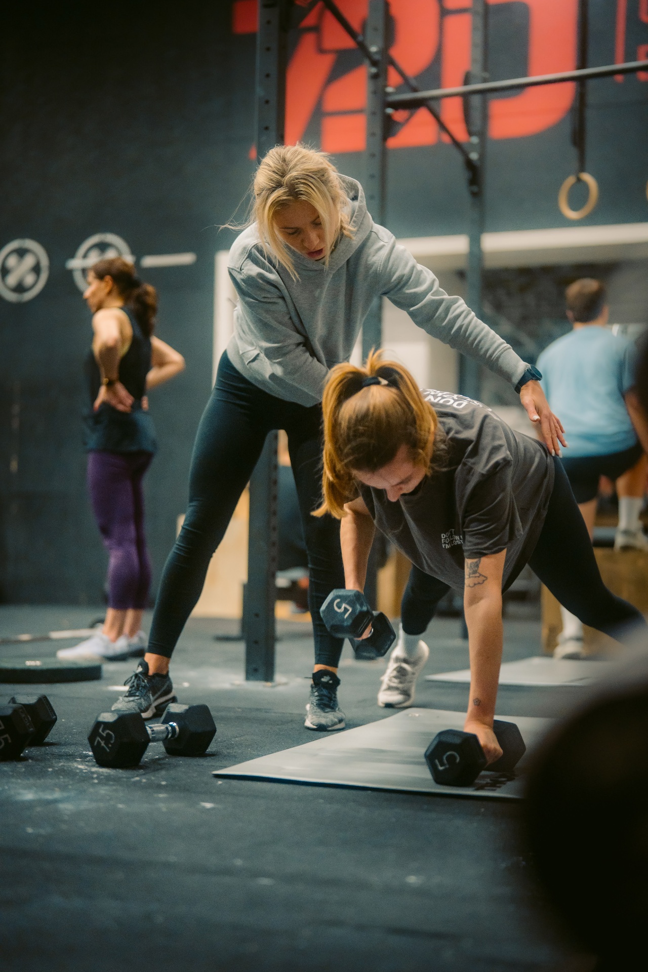 Trenerka koryguje technikę podczas ćwiczenia