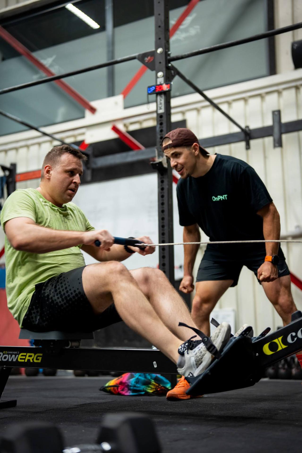 Trening na wioślarzu pod okiem trenera